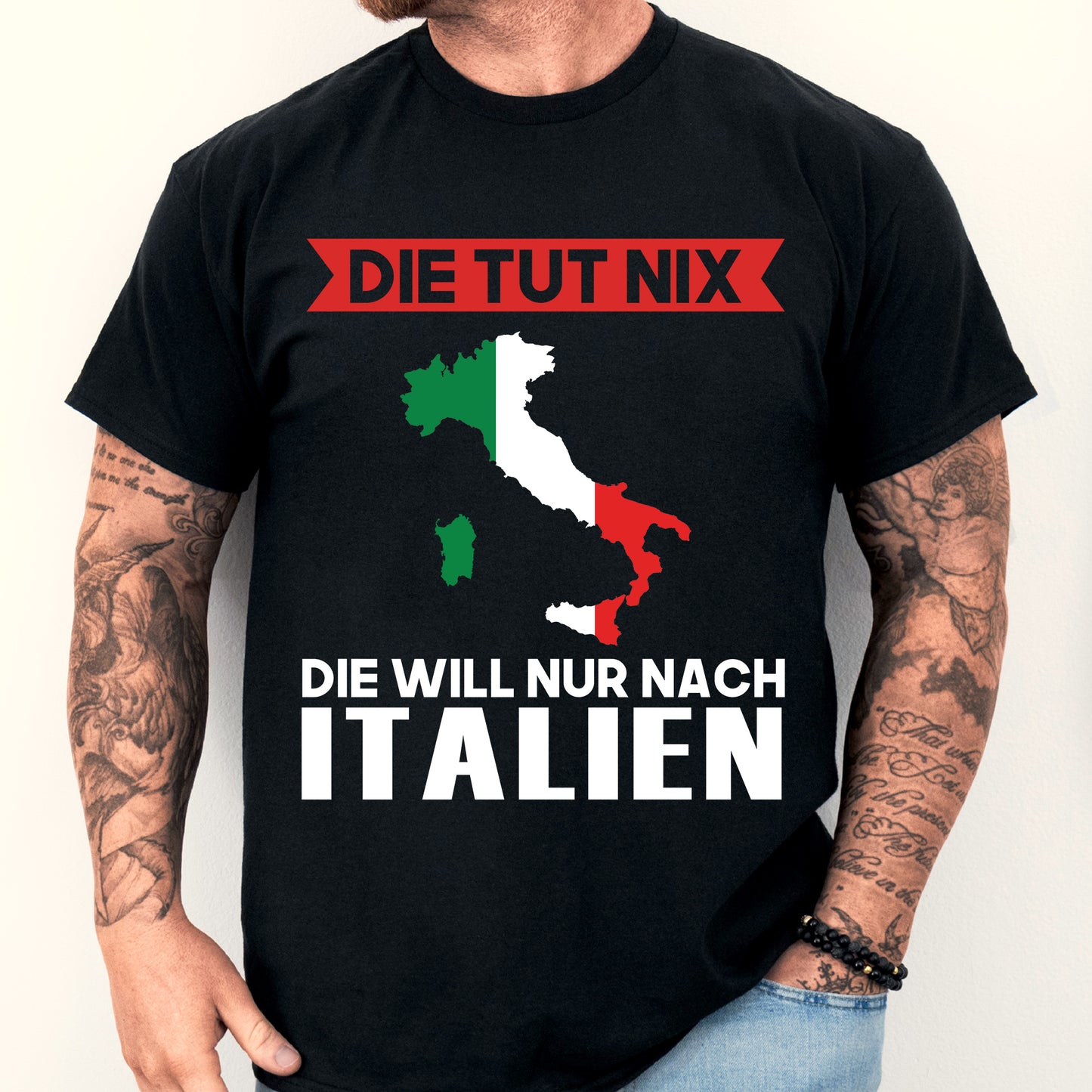 Mann trägt ein T-Shirt mit der Aufschrift 'Italien Shirt | Die tut nix Geschenk Italienisch'.