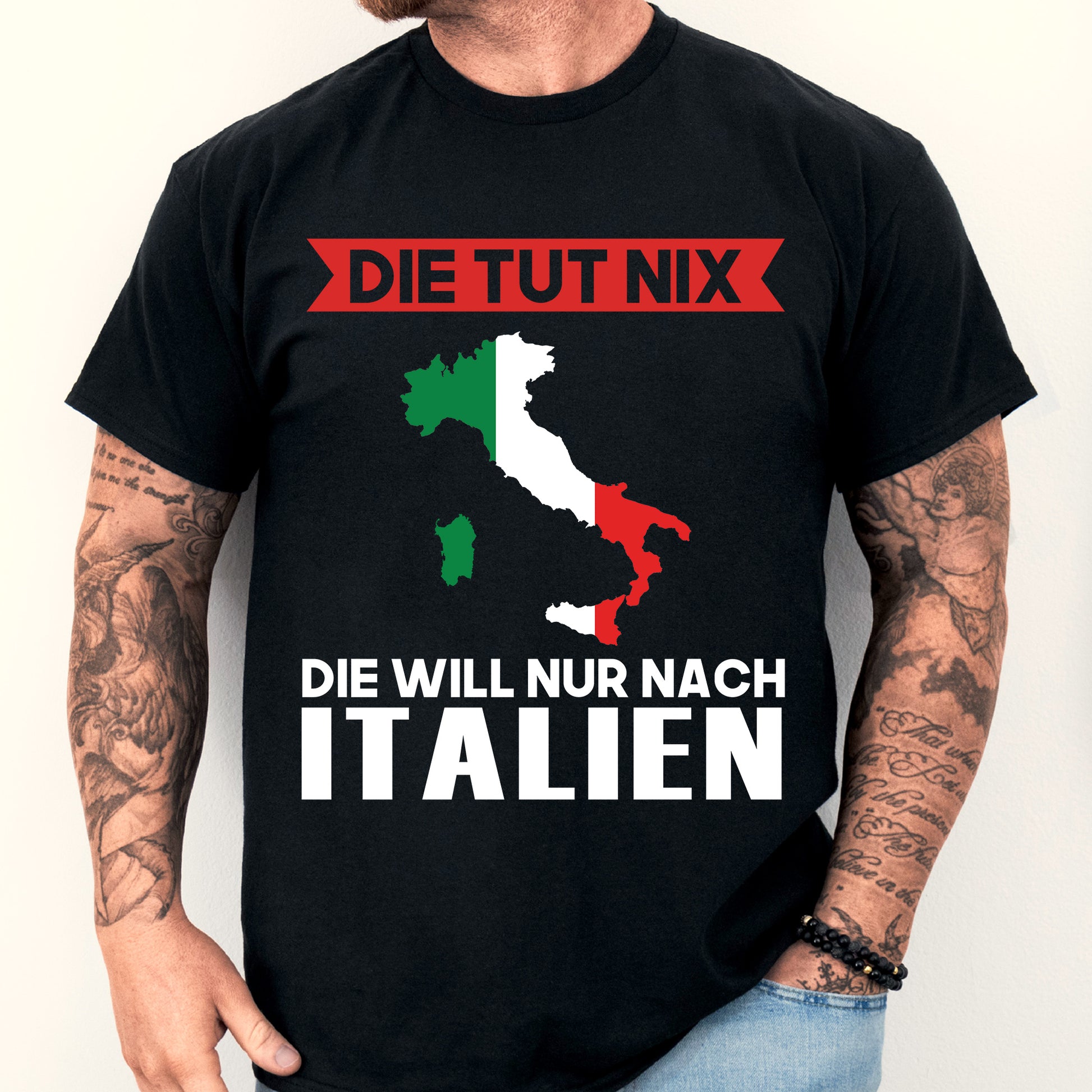 Mann trägt ein T-Shirt mit der Aufschrift 'Italien Shirt | Die tut nix Geschenk Italienisch'.