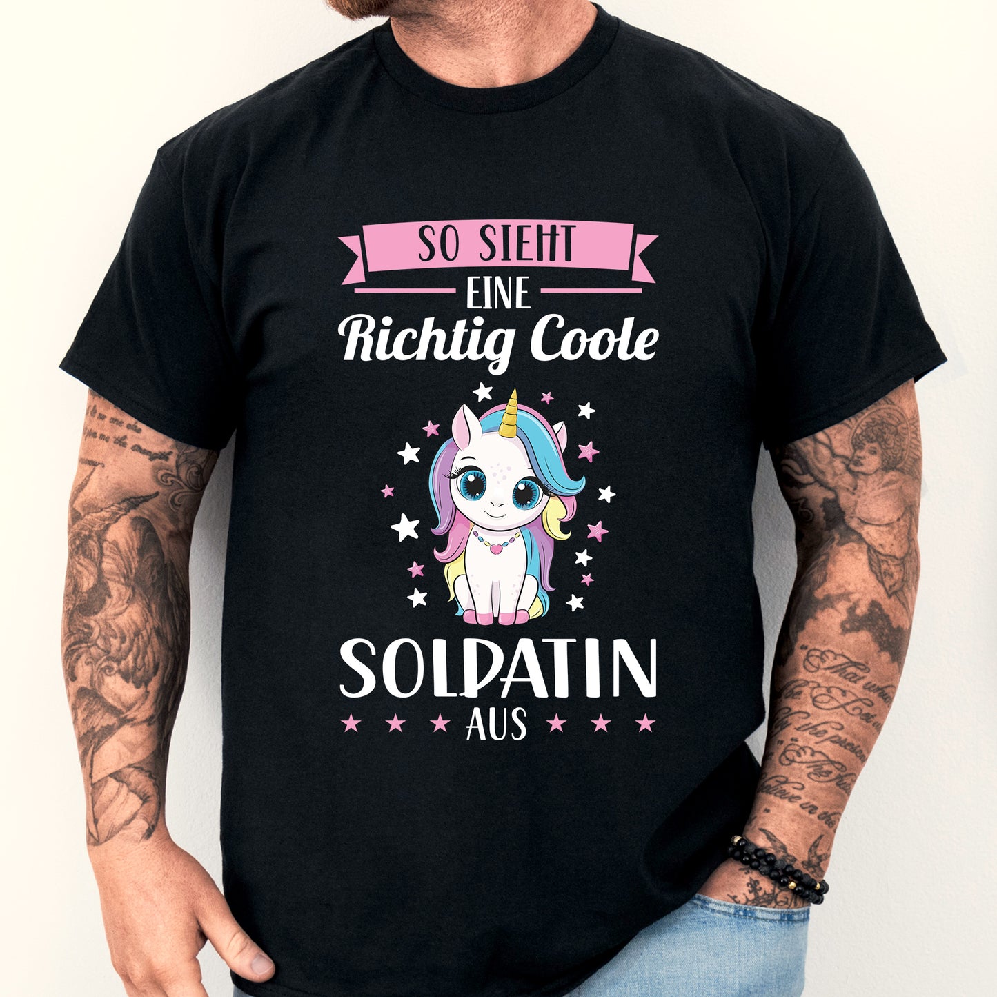 Mann trägt ein Shirt mit der Aufschrift 'Soldatin Shirt | richtige coole Militärin Geschenk'.