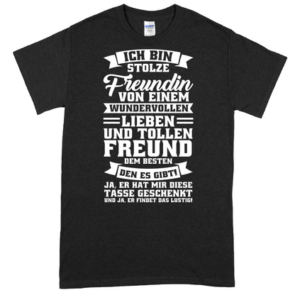 Design eines Shirts mit der Aufschrift 'Ich bin stolze Freundin von tollen Freunden', ideal als Geschenk zur Feier von Freundschaften.