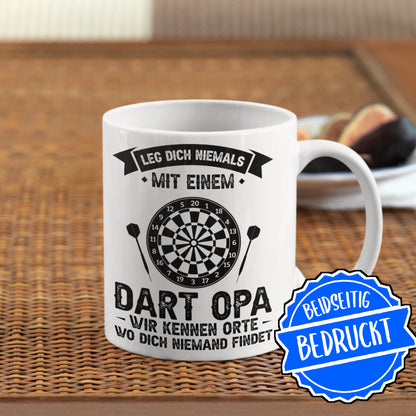 Dart Tasse | leg dich niemals mit Dart Opa | Dartspieler Ruhestand Rentner