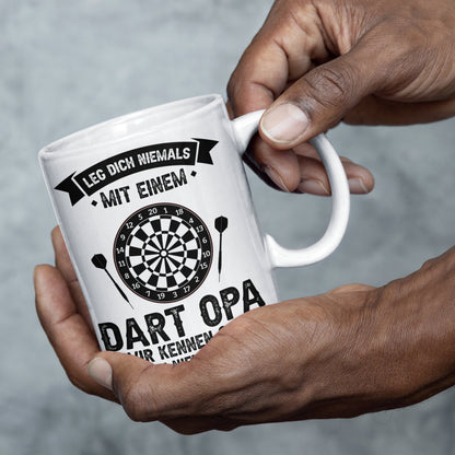 Dart Tasse | leg dich niemals mit Dart Opa | Dartspieler Ruhestand Rentner