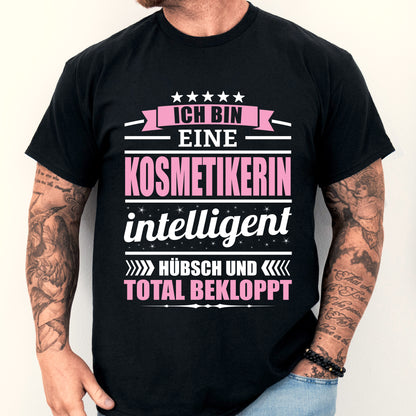 Design eines Shirts mit der Aufschrift 'Kosmerikerin Shirt | ich bin eine Kosmetikerin Geschenk Kosmetierin Kosmetik', getragen von einem Mann.