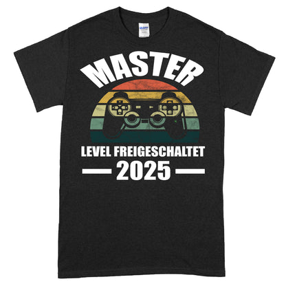Design eines T-Shirts mit der Aufschrift "Master Shirt | Level freigeschaltet 2025 Masterbief" in stilisierter Schrift.