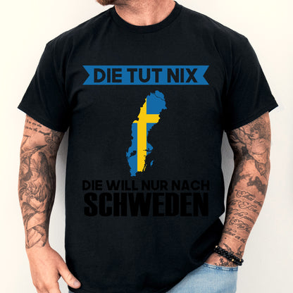 Mann trägt ein blau-gelbes T-Shirt mit schwedischem Design und humorvollem Spruch.