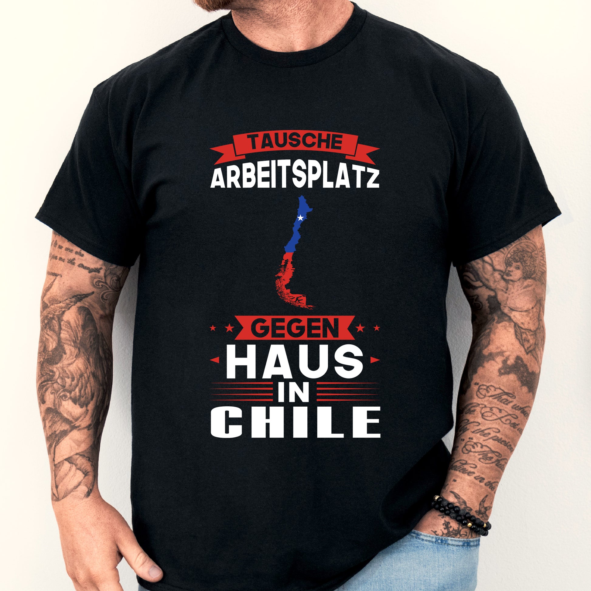 Mann trägt ein T-Shirt mit chilenischer Flagge und dem Text "tausche Arbeitsplatz Geschenk".