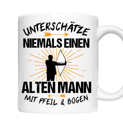 Bogenschießen Tasse | unterschätze niemals einen alten Mann mit Pfeil & Bogen |
