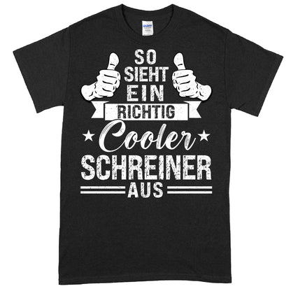 Schwarzes T-Shirt mit weißem Aufdruck "Schreiner Shirt | richtig cooler Zimmerer Geschenk", verziert mit Werkzeugmotiven.