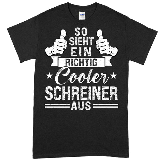 Schwarzes T-Shirt mit weißem Aufdruck "Schreiner Shirt | richtig cooler Zimmerer Geschenk", verziert mit Werkzeugmotiven.