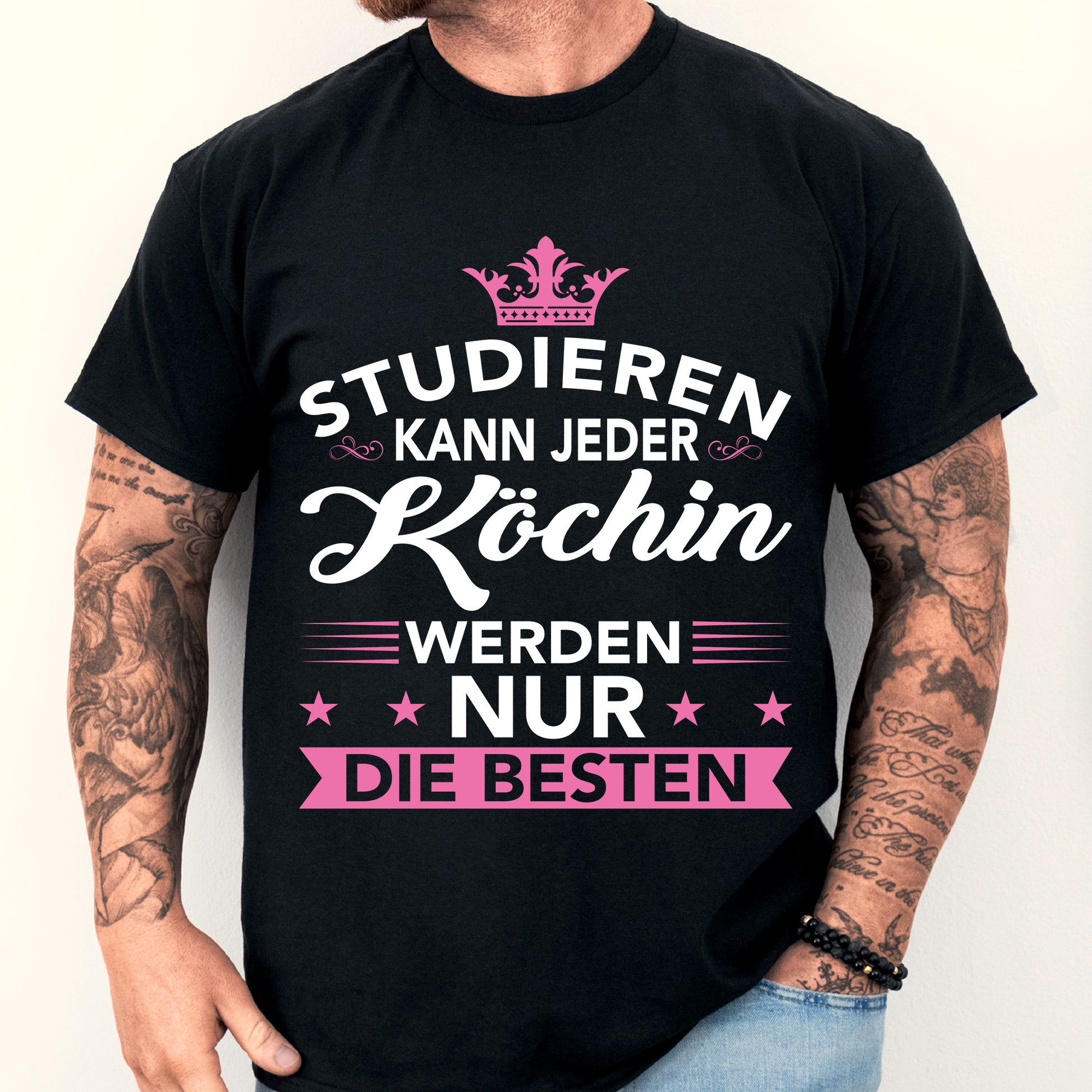 Mann trägt ein T-Shirt mit der Aufschrift "Köc Shirt | Geschenk Koch Chefköc Kochen"