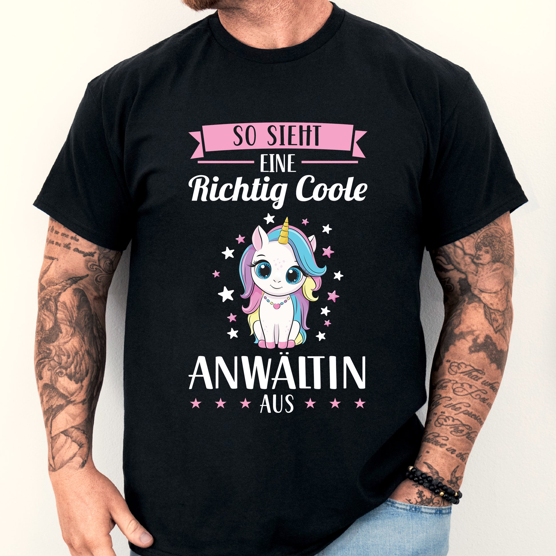 Mann trägt ein T-Shirt mit der Aufschrift "Anwältin Shirt | richtige coole Juristin Geschenk Jurist".