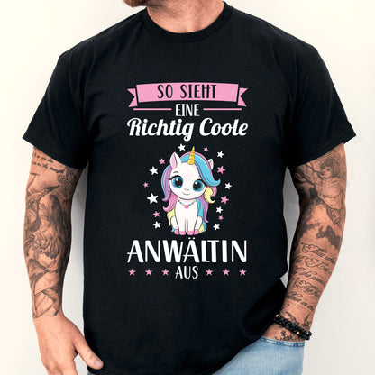 Mann trägt ein T-Shirt mit der Aufschrift "Anwältin Shirt | richtige coole Juristin Geschenk Jurist".