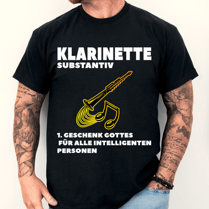 Mann trägt ein T-Shirt mit Klarinetten-Design, ideal als Geschenk für intelligente Musikliebhaber und Instrumentenspieler.