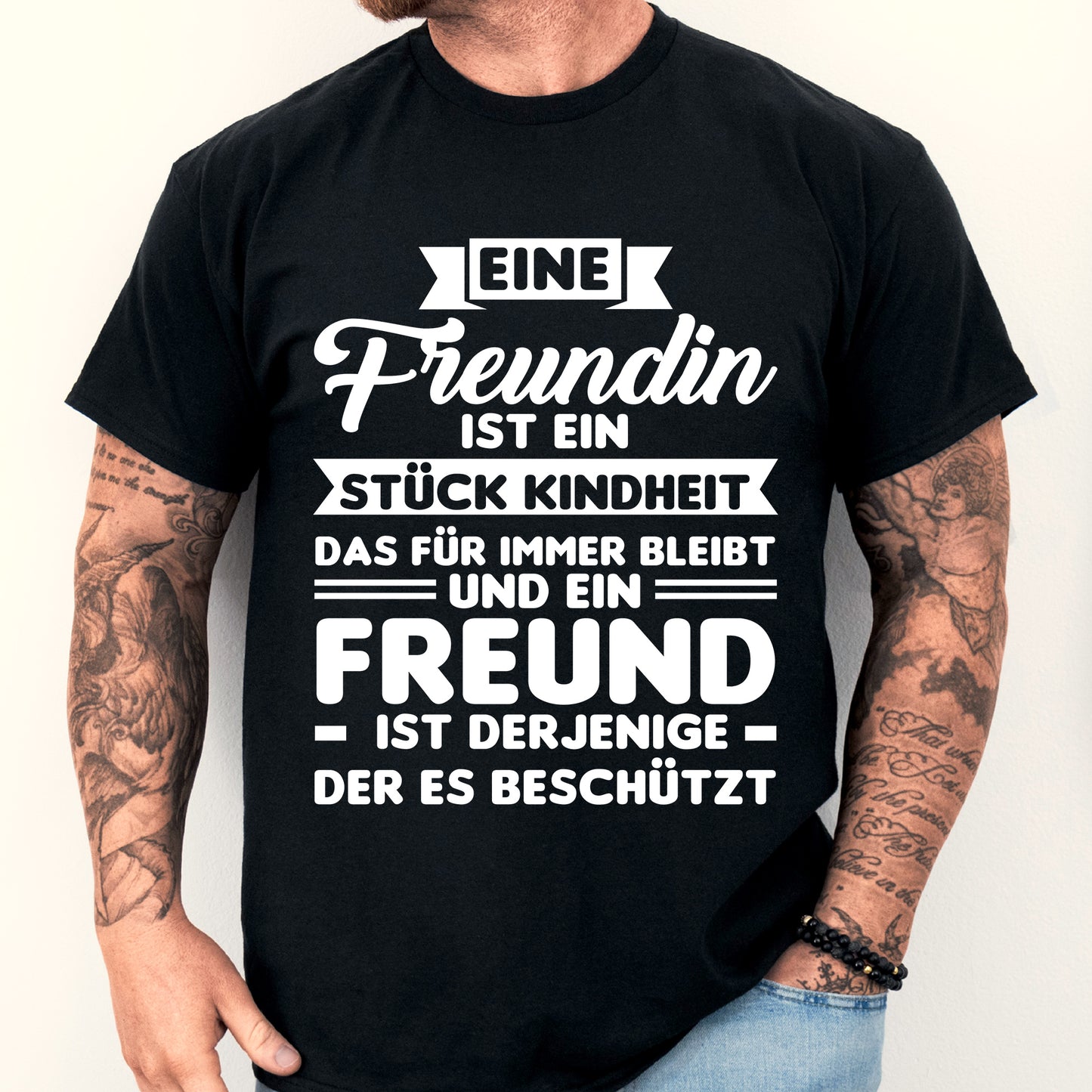 Mann trägt ein T-Shirt mit der Aufschrift "Freund Shirt | eine Freundin ist ein Stück Kindheit Freunden Geschenk Freundschaft".