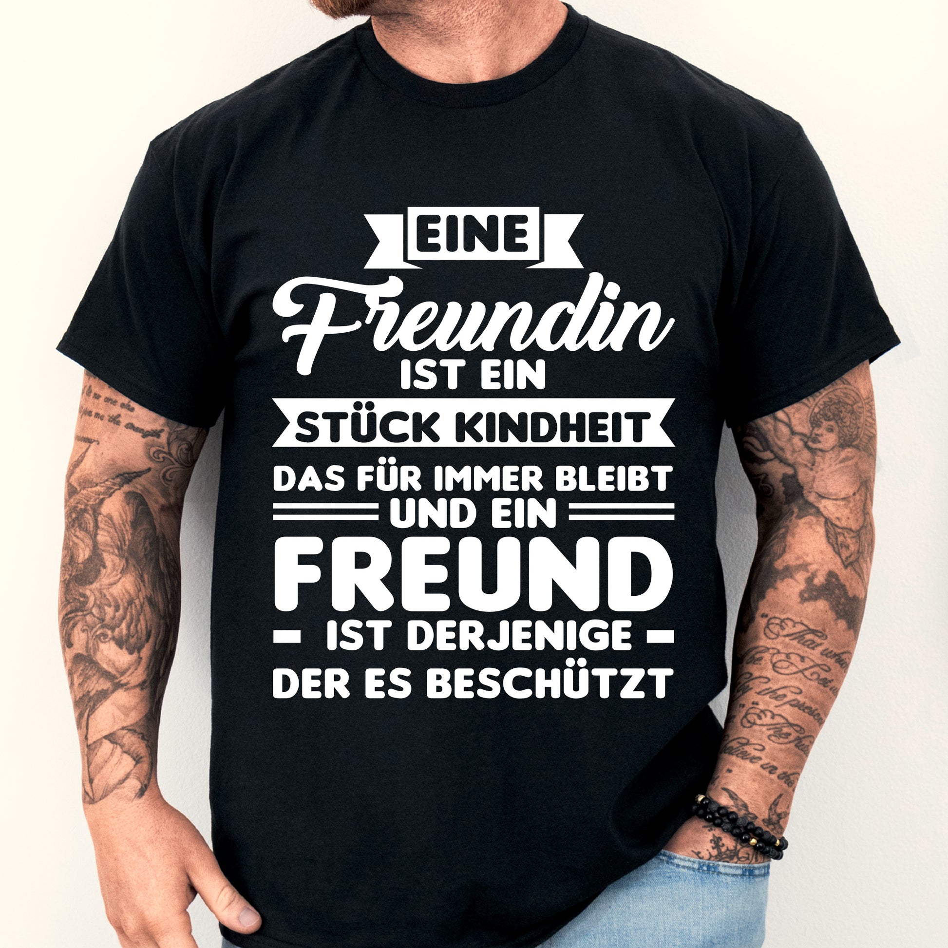 Mann trägt ein T-Shirt mit der Aufschrift "Freund Shirt | eine Freundin ist ein Stück Kindheit Freunden Geschenk Freundschaft".
