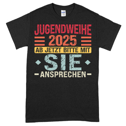 Erwachsenes Shirt mit dem Aufdruck "Jugendweihe 2025 ab jetzt bitte mit sie ansprechen Jugendlich".