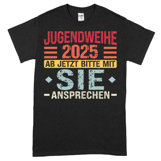 Erwachsenes Shirt mit dem Aufdruck "Jugendweihe 2025 ab jetzt bitte mit sie ansprechen Jugendlich".