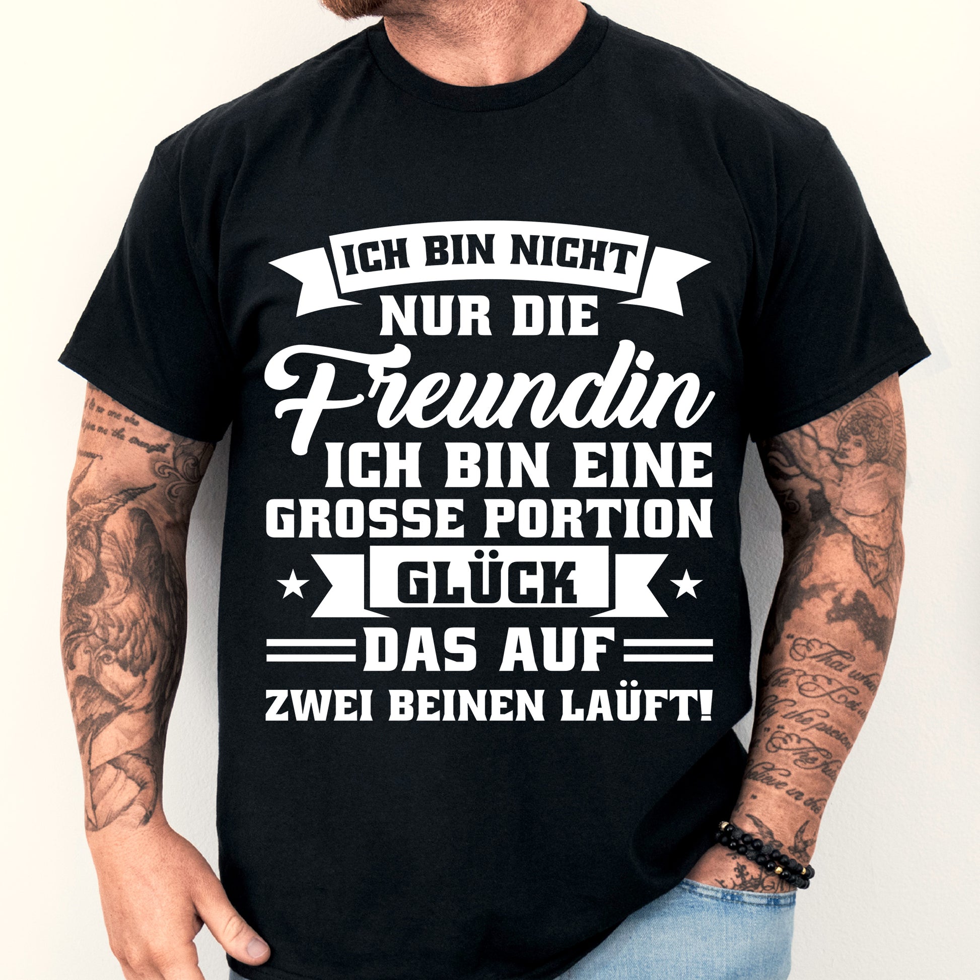 Design eines Shirts mit der Aufschrift 'Freund Shirt | ich bin nicht nur die Freundin, sondern auch eine große Portion Glück', abgebildet auf einem Mann.