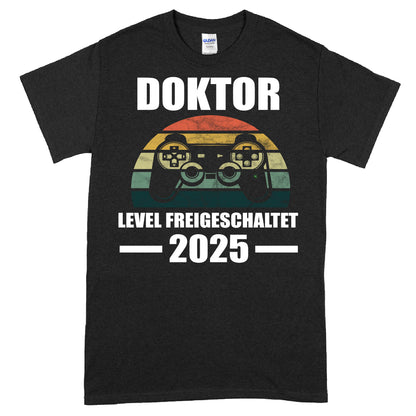 Design eines T-Shirts mit der Aufschrift "Level freigeschaltet 2025 Doktorant" in verspielter Schrift.