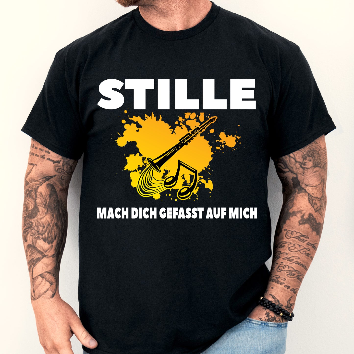 Mann trägt ein T-Shirt mit Klarinetten-Design und humorvollem Spruch über Musik.