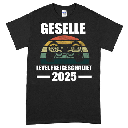 Design eines T-Shirts mit der Aufschrift "Gesellen Shirt | Geselle Level Freigeschaltet 2025 Gesellenbrief" in moderner Schriftart.