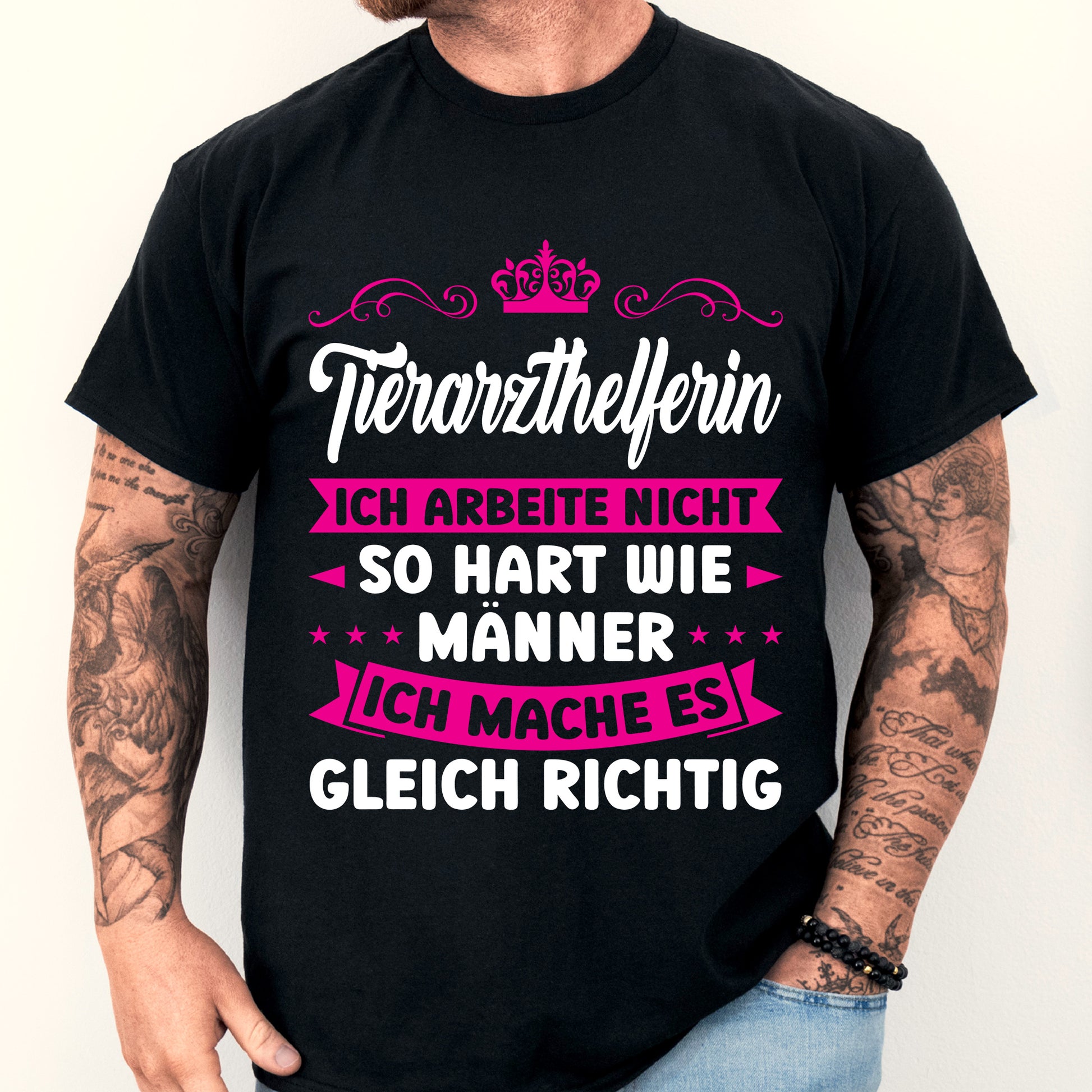 Tierarzthelferin Shirt mit humorvollem Spruch und Abbildung eines Mannes als Geschenkidee für Tierärzte.