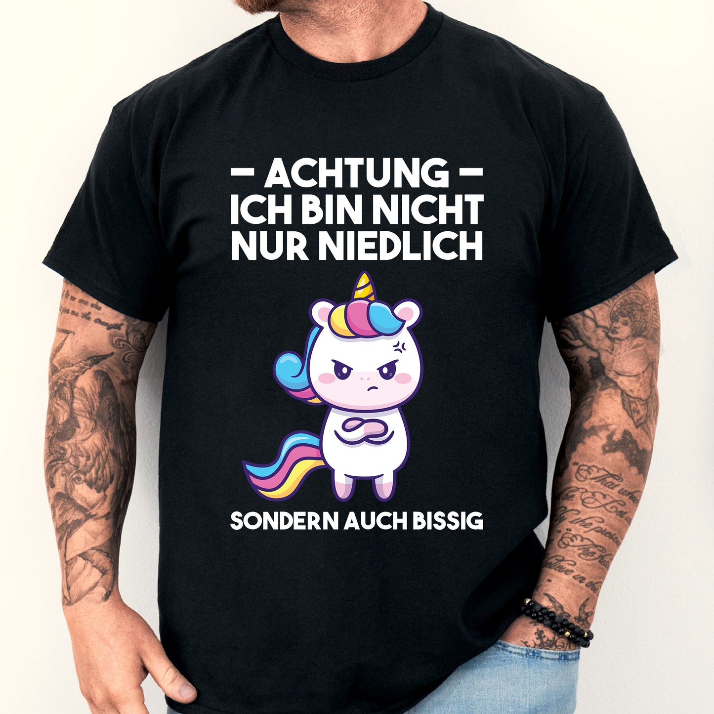 Design eines T-Shirts mit der Aufschrift "Achtung, ich bin nicht nur niedlich, süß, sondern auch böse", getragen von einem Mann.