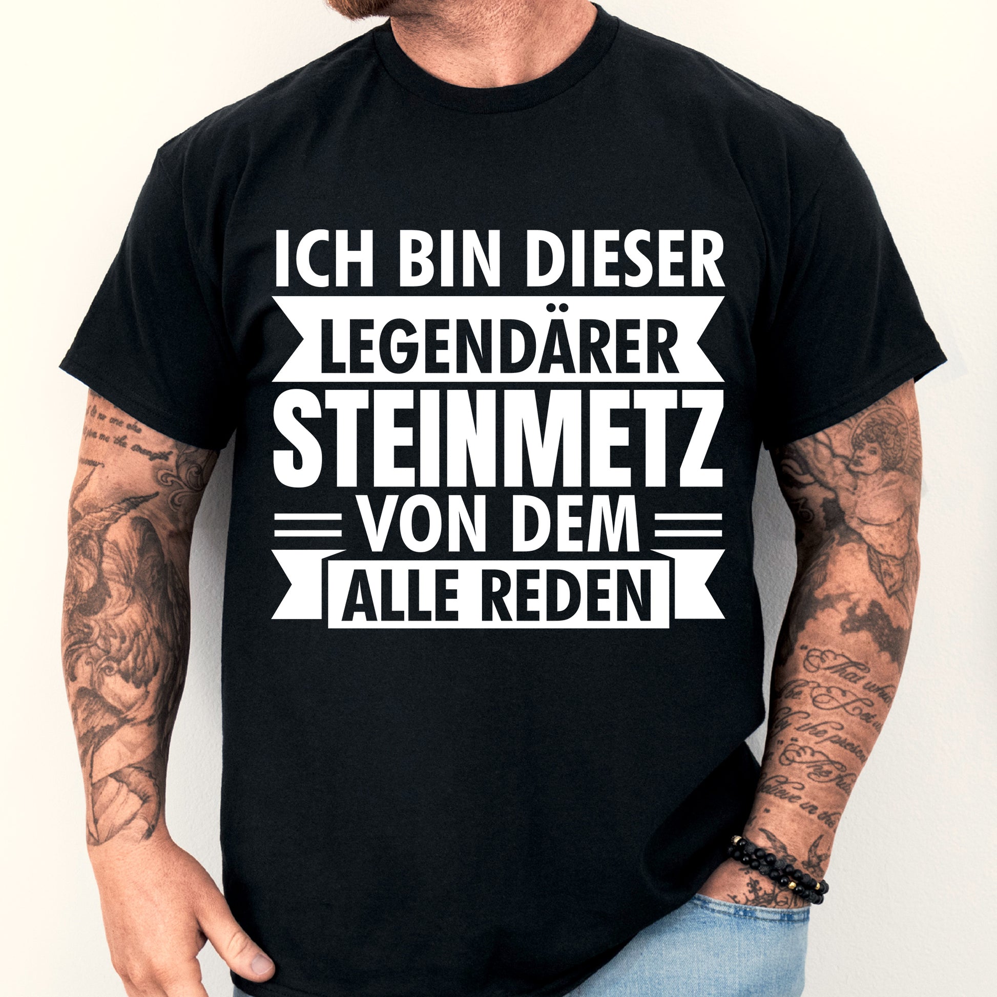 Design eines T-Shirts mit der Aufschrift 'Steinmetz Shirt | legendärer Geschenk Stein Mauer Steimaster' und einem abgebildeten Mann.