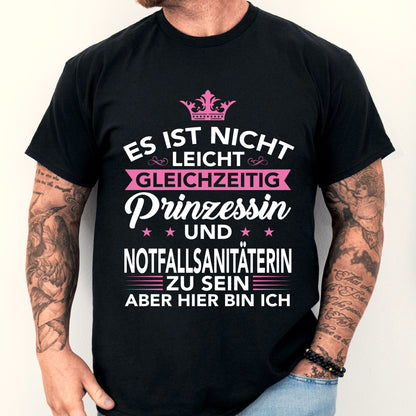 Design eines T-Shirts mit der Aufschrift "Es ist nicht leicht gleichzeitig Prinzessin und Sanitäterin zu sein", getragen von einem Mann.