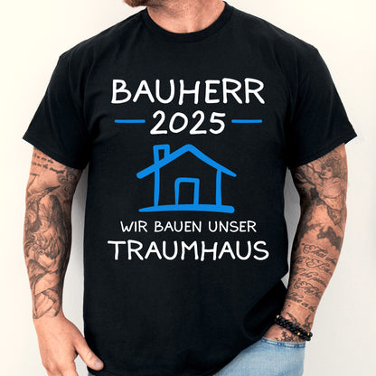 T-Shirt mit der Aufschrift "Bauherr 2025: Wir bauen unser Traumhaus" in modernem Design.