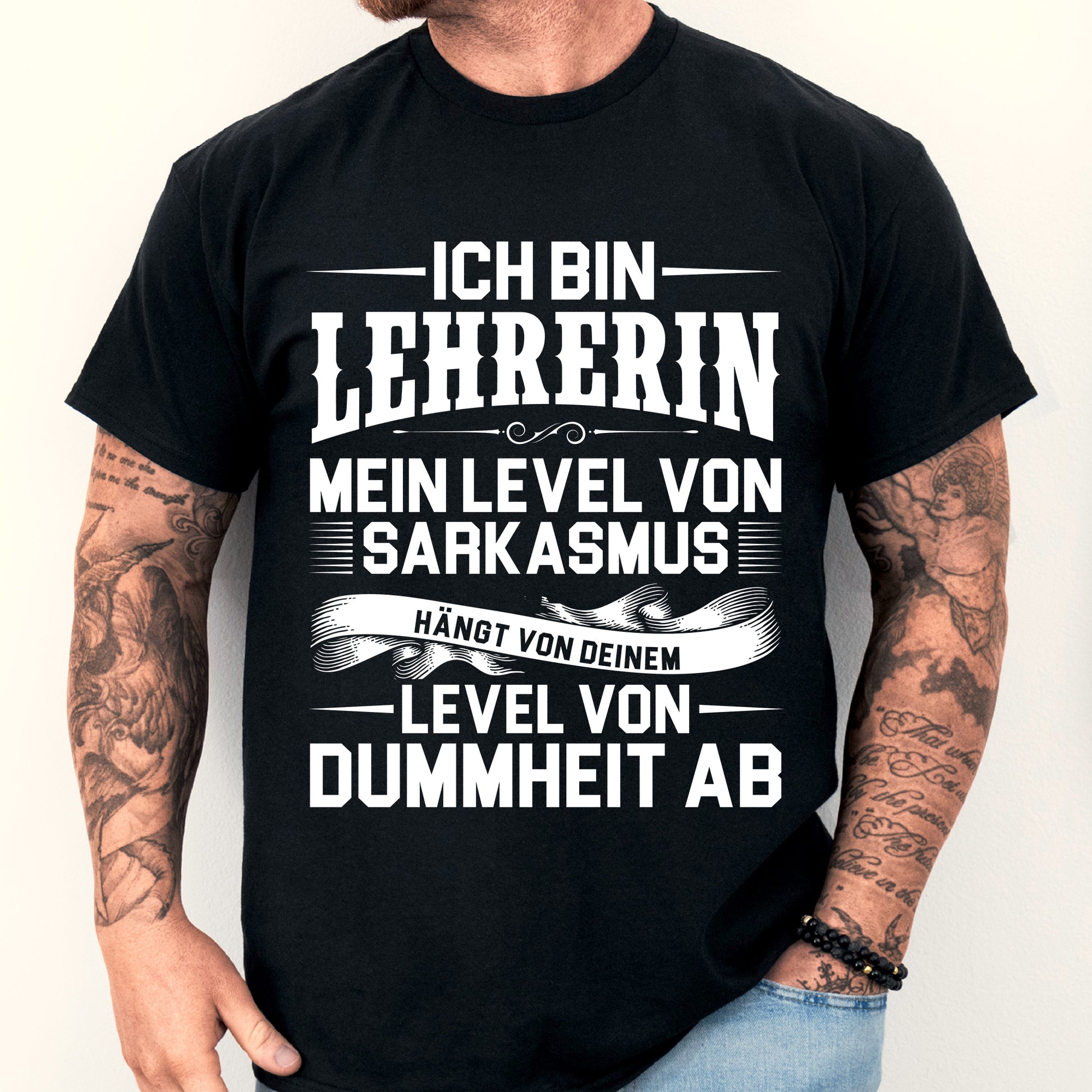 Mann trägt ein humorvolles Lehrer-Shirt mit sarkastischem Spruch.
