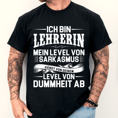 Mann trägt ein humorvolles Lehrer-Shirt mit sarkastischem Spruch.