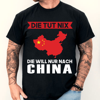 Mann trägt ein humorvolles T-Shirt mit der Aufschrift "Die tut nix Geschenk Cesisch".
