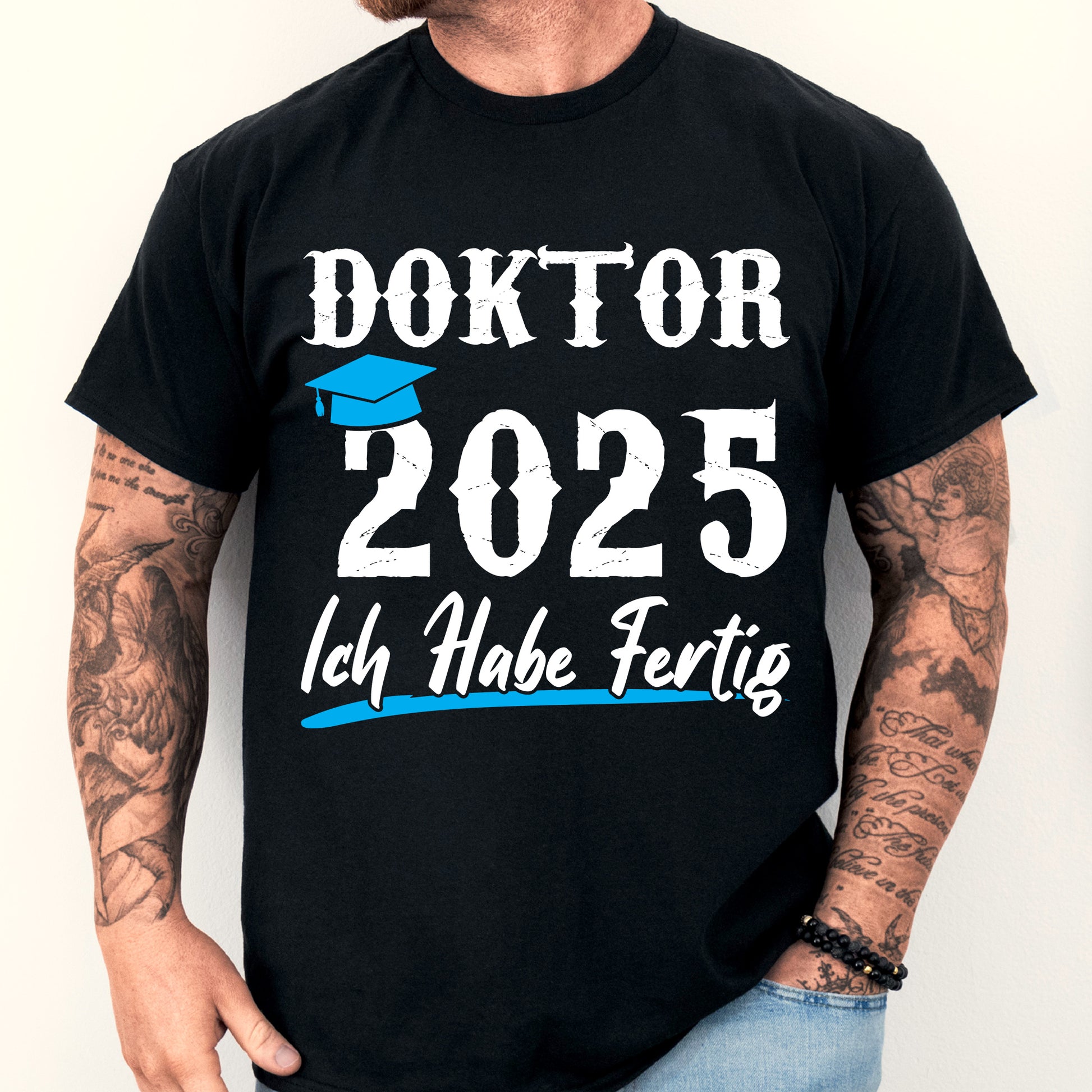 Mann trägt ein T-Shirt mit der Aufschrift "Studium Shirt | Doktor 2025 ich habe fertig Geschenk beendet".