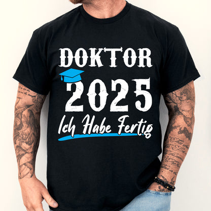 Mann trägt ein T-Shirt mit der Aufschrift "Studium Shirt | Doktor 2025 ich habe fertig Geschenk beendet".