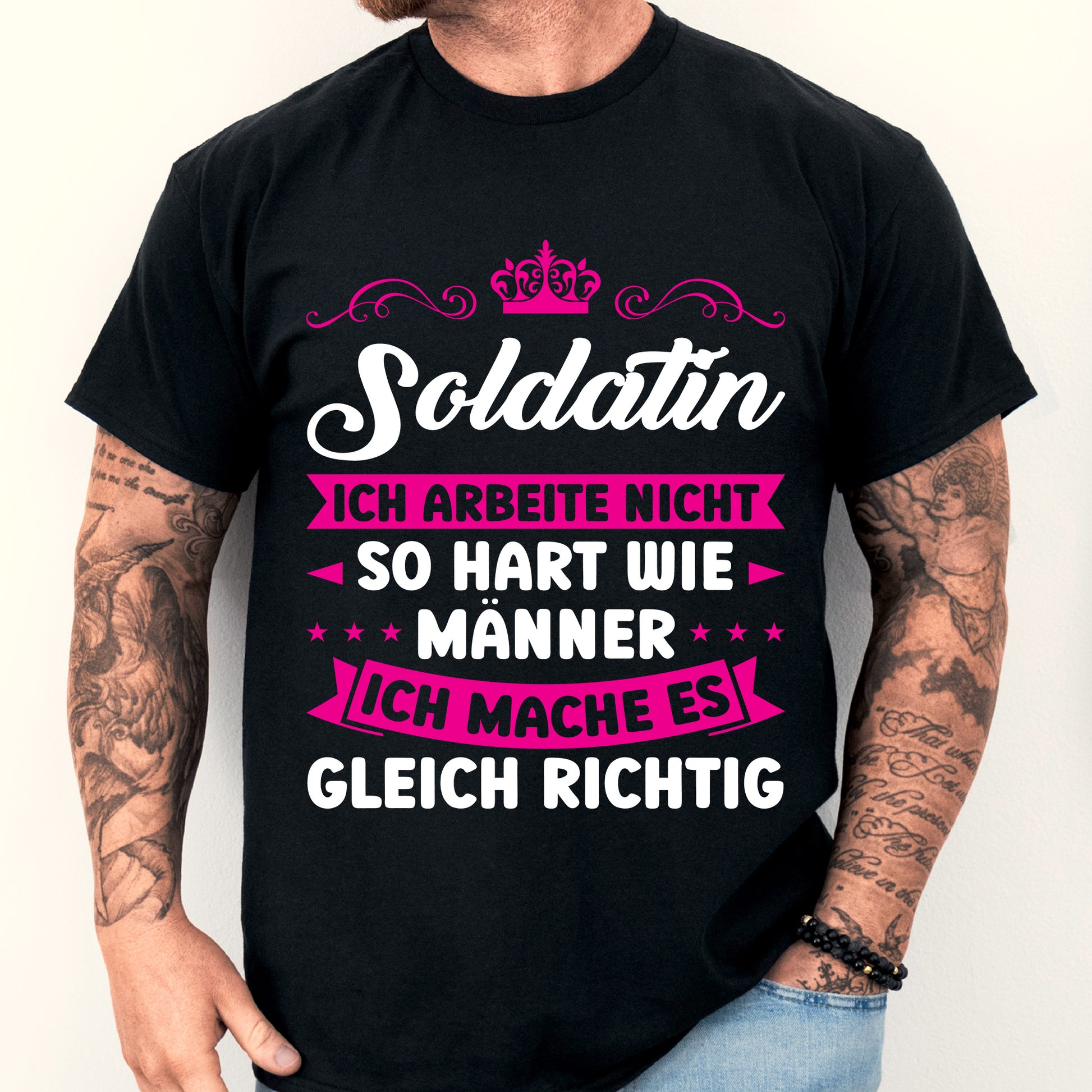 Design eines Shirts mit der Aufschrift "Soldatin Shirt | ich arbeite nicht so hart wie Männer Militärin Geschenk" und einem abgebildeten Mann.