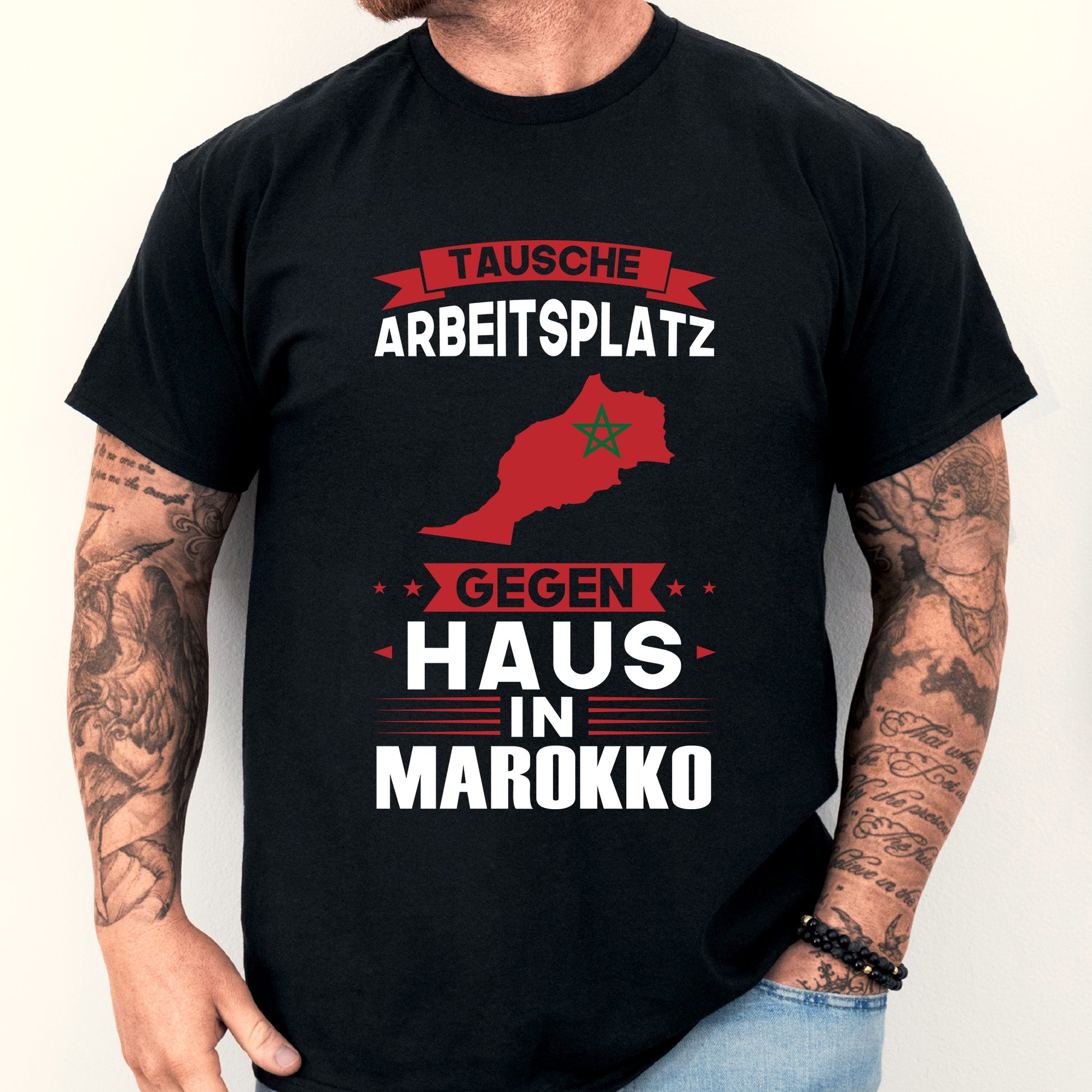 Mann trägt ein T-Shirt mit marokkanischem Design und Flaggenmotiv.
