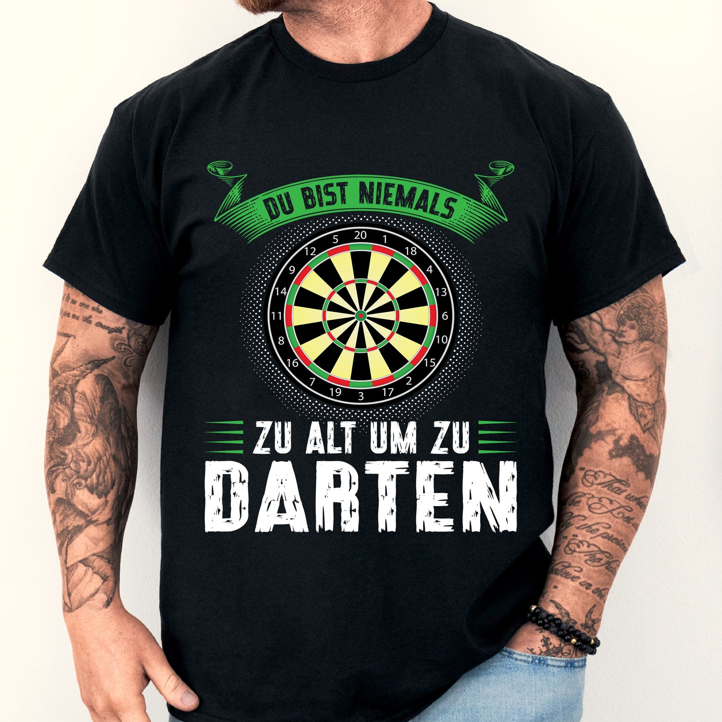 Design eines T-Shirts mit der Aufschrift "Du bist niemals zu alt, um Darten" und einem älteren Mann, der Darts spielt, als Geschenkidee für Rentner im Ruhestand.