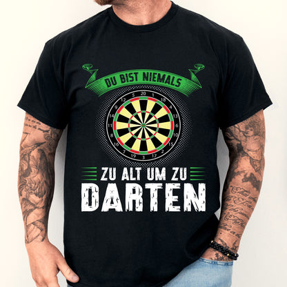 Design eines T-Shirts mit der Aufschrift "Du bist niemals zu alt, um Darten" und einem älteren Mann, der Darts spielt, als Geschenkidee für Rentner im Ruhestand.