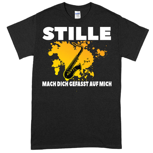 Saxophon-Design auf einem T-Shirt mit dem Spruch "Stille mach dich gefasst auf mich" als Geschenk für Musikliebhaber und Instrumentenspieler.