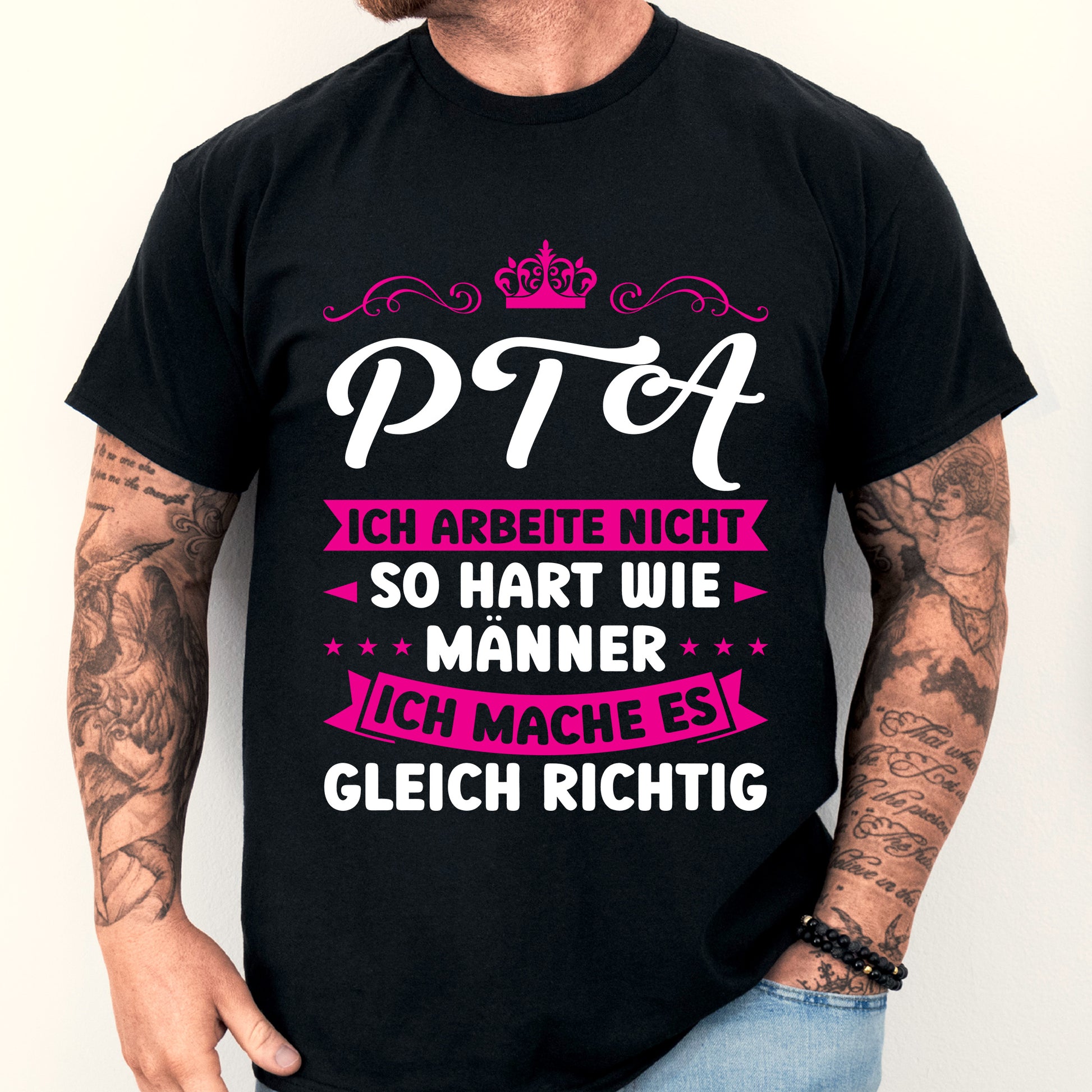 Design eines T-Shirts mit der Aufschrift "PTA Shirt | ich arbeite nicht so hart wie Männer Geschenk Pharmazist" und einem Mann als Motiv.