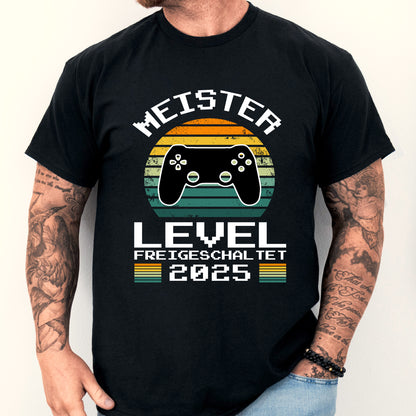 Meister Shirt mit der Aufschrift "Level freigeschaltet 2025 Meisterbrief"