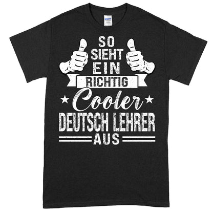 Design eines T-Shirts mit der Aufschrift 'Deutsch Lehrer Shirt | richtig cooler Geschenk Lehrerin' in stilvoller Schrift.