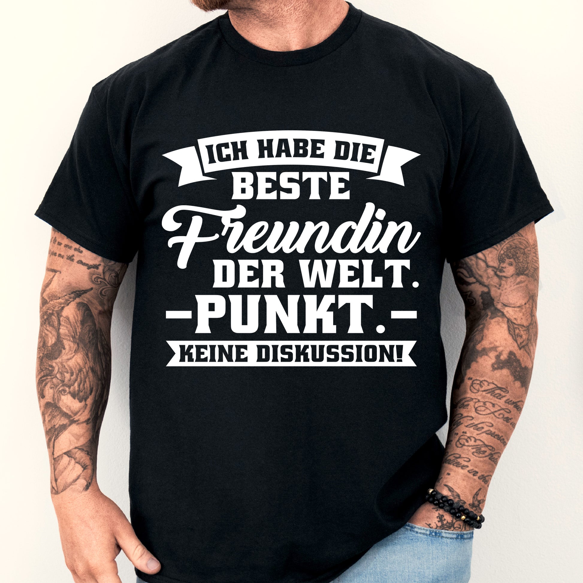 Mann trägt ein T-Shirt mit der Aufschrift "Ich habe die beste Freundin der Welt", ideal als Geschenk zur Feier der Freundschaft.