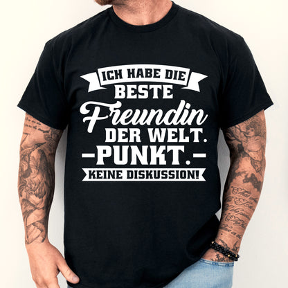 Mann trägt ein T-Shirt mit der Aufschrift "Ich habe die beste Freundin der Welt", ideal als Geschenk zur Feier der Freundschaft.