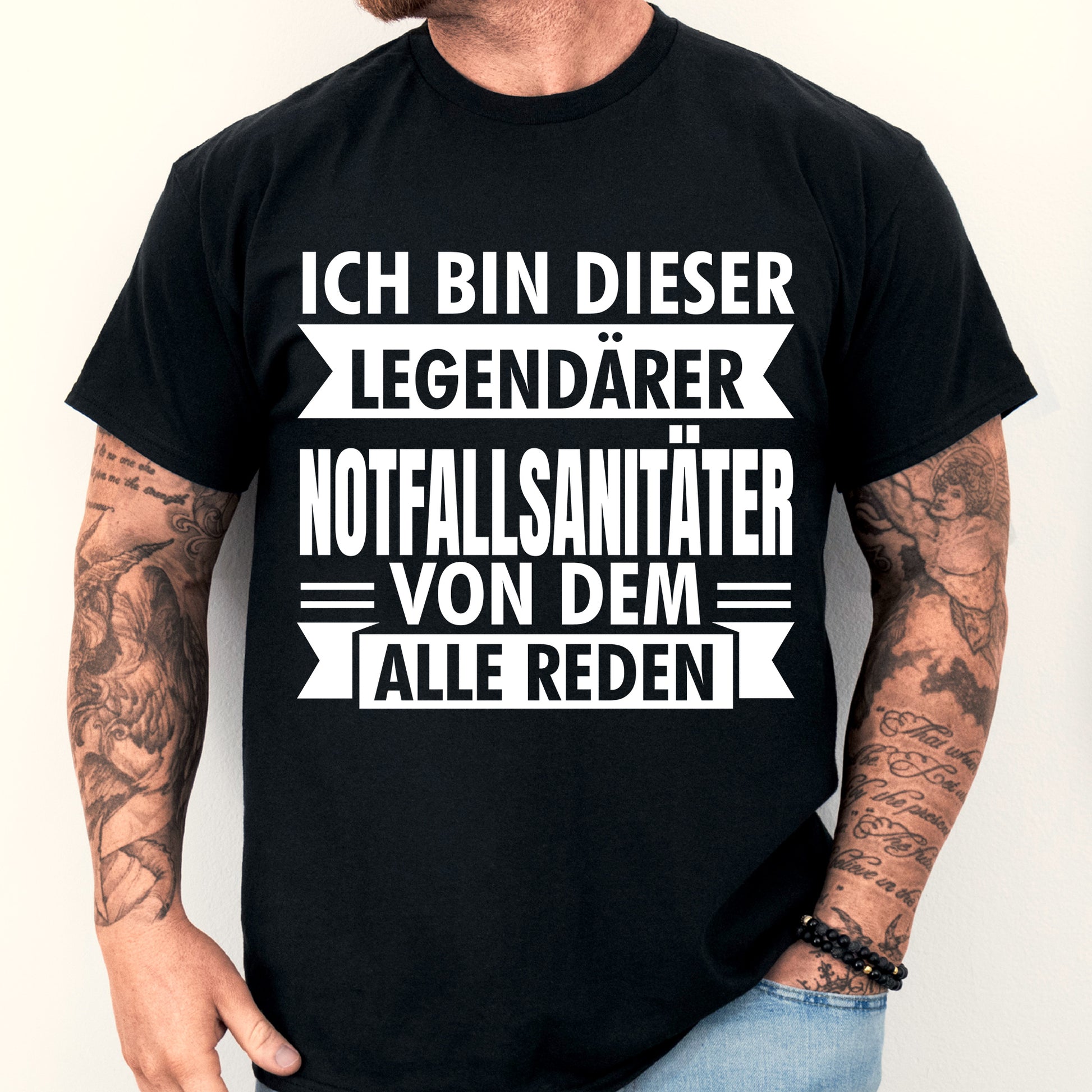Mann trägt ein T-Shirt mit der Aufschrift "Notfallsanitäter Shirt | legendärer Sanitäter Geschenk Notfall"