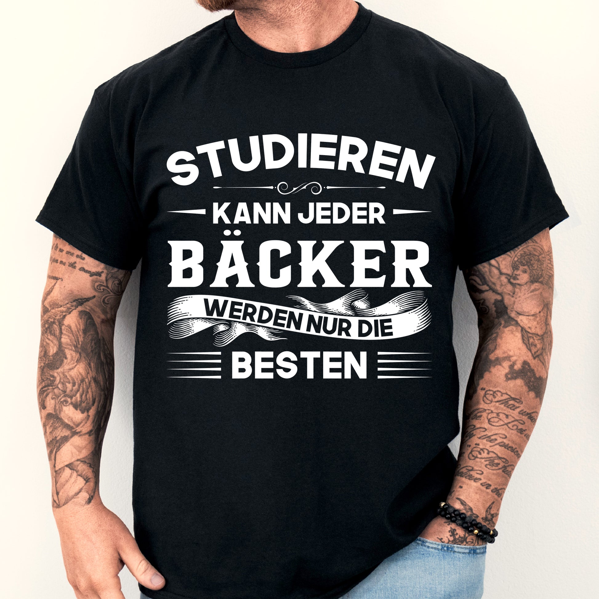 Design eines Bäcker-Shirts mit der Aufschrift "Studieren kann jeder, Backen ist eine Kunst" und einem stilisierten Mann im Hintergrund.
