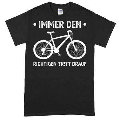 Design eines T-Shirts mit Fahrradmotiv und dem Text "immer den richtigen Tritt drauf", ideal als Geschenk für Fahrradliebhaber.