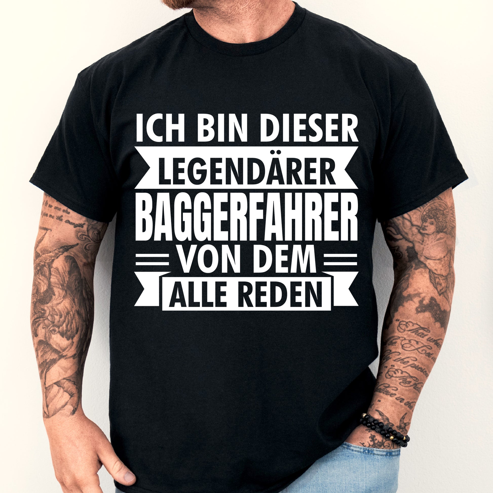 Mann trägt ein T-Shirt mit Baggerfahrer-Motiv und der Aufschrift "Legendärer Bagger Geschenk".