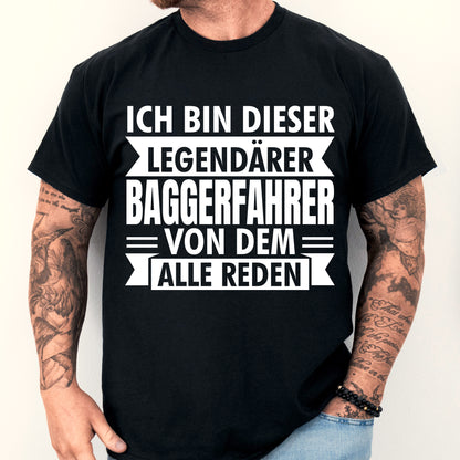 Mann trägt ein T-Shirt mit Baggerfahrer-Motiv und der Aufschrift "Legendärer Bagger Geschenk".